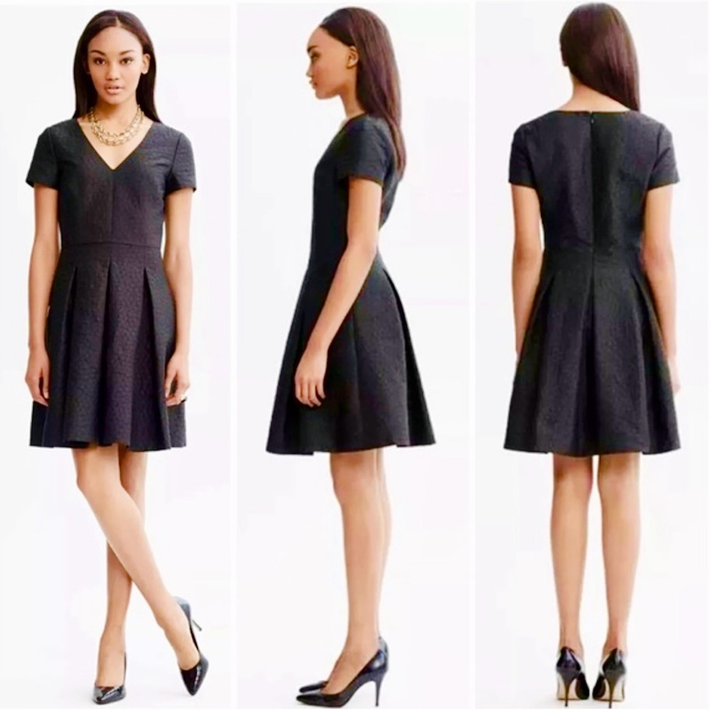 Sz 4 Banana Republic Dots Black‎ Ponte Pleated V-Neck Fit & Flare S/S Midi Dress